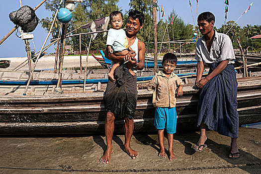两个,男人,两个孩子,站立,正面,渔船,渔村,若开邦,缅甸,亚洲