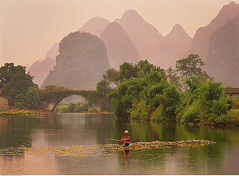 男人,坐,岩石上,玉龙河,龙,桥,靠近,阳朔,广西,中国
