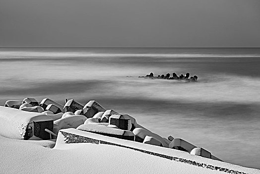 积雪,浪花,岩石,海滩,冬天