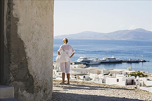 后视图,女人,看,风景,米克诺斯岛,基克拉迪群岛,希腊