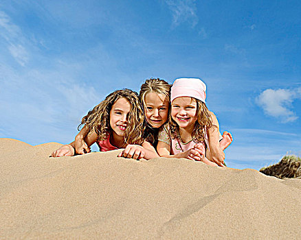 三个,小,女孩,躺着,海滩