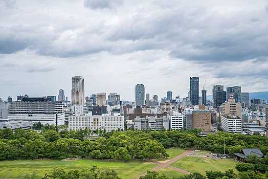 日本大阪城与城市天际线