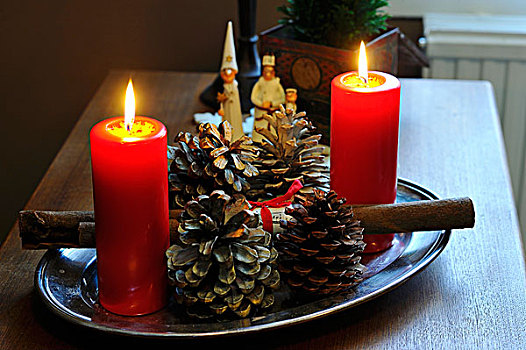 照亮,蜡烛,冷杉松果,不锈钢,托盘,桌上,小雕像,三个,智慧,男人,背景