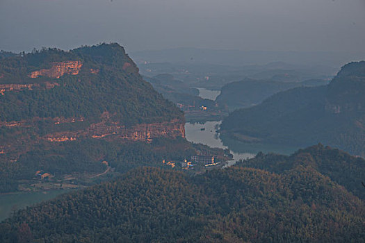 山,丹霞,河流,蓝天,黄昏,大气,田野,水电站,村庄,驴友,旅行,地质公园,丹霞地貌,绿色,灌木,树,草,水潭,素材,平面设计