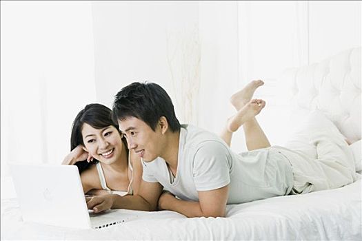 年輕,情侶,使用筆記本,床