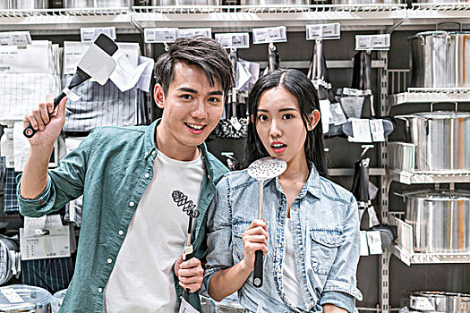 年輕情侶選購廚具
