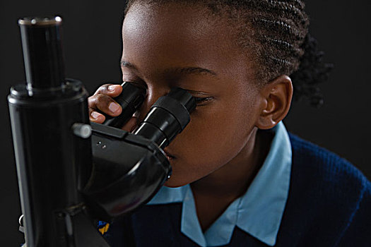 女生,显微镜,黑色背景,专注
