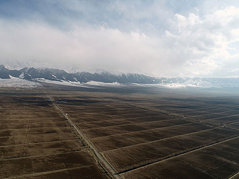 新疆巴里坤,谷雨雪后天山美