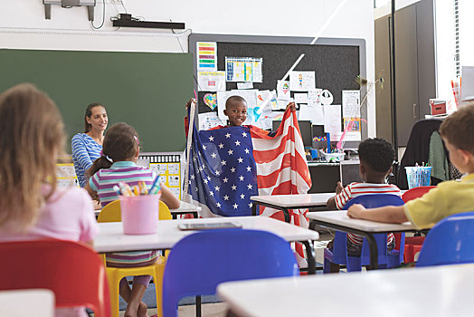 男生,拿着,美国国旗,教室