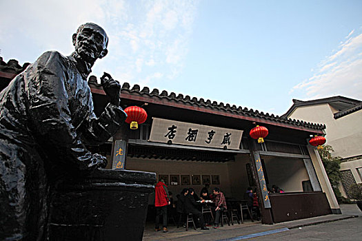 绍兴,古城,古文化街区,建筑,房子,民房,住宅,河道,小桥,流水,破旧,年久,特色,鲁迅,咸亨酒店,孔乙己,塑像,文物