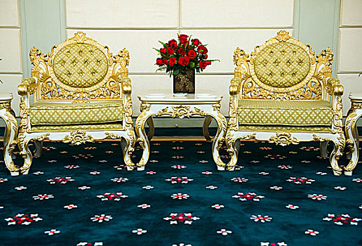 两个,老式,椅子,大理石,桌子,花束,红玫瑰,中间