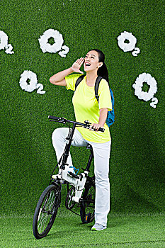 草地创意女青年骑自行车