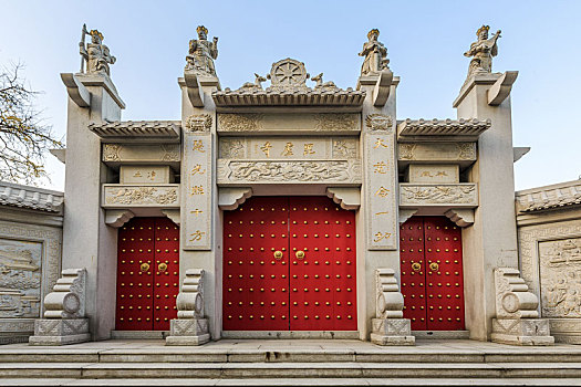 中式石牌坊朱红大门,江苏省南京市毗卢寺