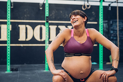 孕妇,笑,健身房