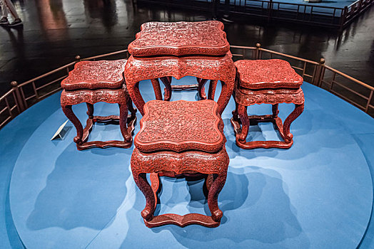 上海博物馆的清代剔红花卉纹方桌凳