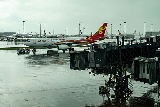 一架香港航空客机正驶入香港国际机场