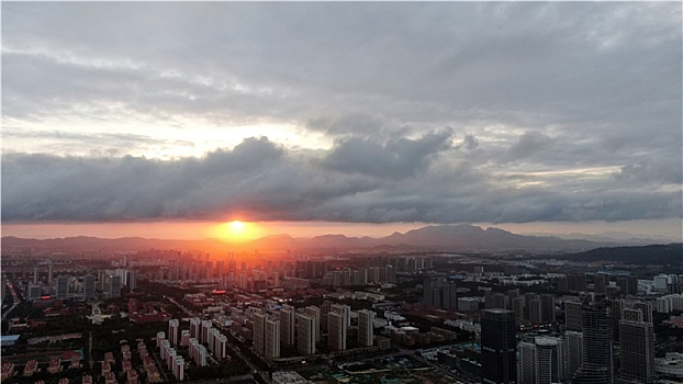 山东省日照市,乌云笼罩城市上空,山雨欲来风满楼