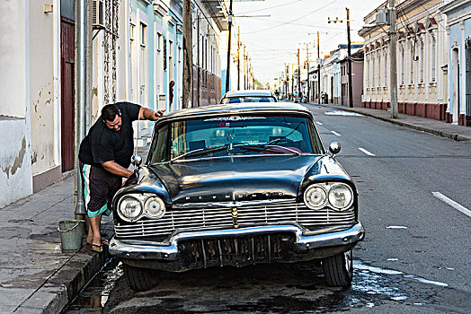 古巴,西恩富戈斯,老城,老爷车,洗车