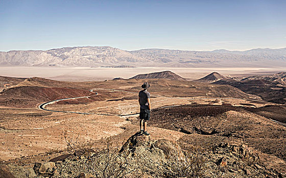 男人,岩石上,向外看,上方,死亡谷国家公园,加利福尼亚,美国