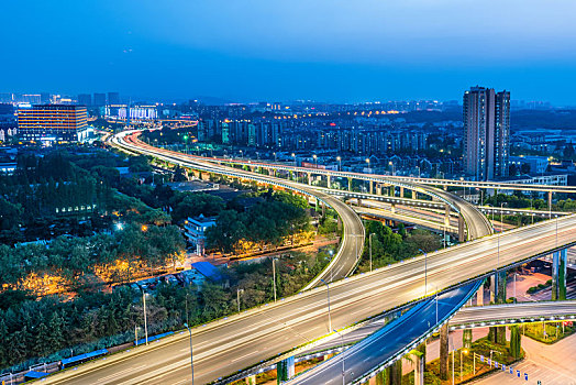 中国江苏南京的立交桥城市建筑夜景