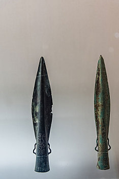 上海博物馆的战国犀牛手心纹矛,左,和虎纹矛,右