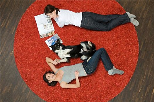 女人,狗,躺着,地毯