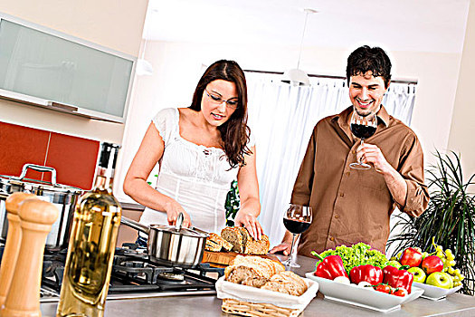 烹调,幸福伴侣,一起,现代,厨房,饮料,红酒,切削,面包