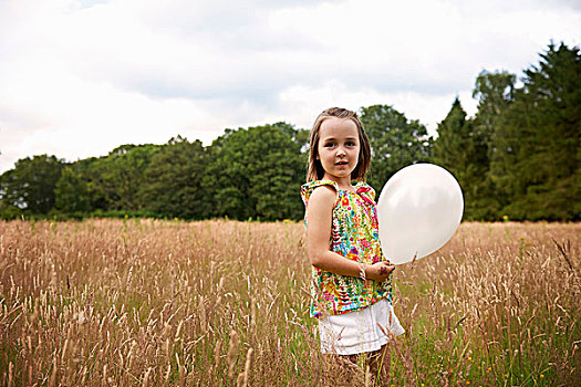 女孩,高草,拿着,气球,看镜头