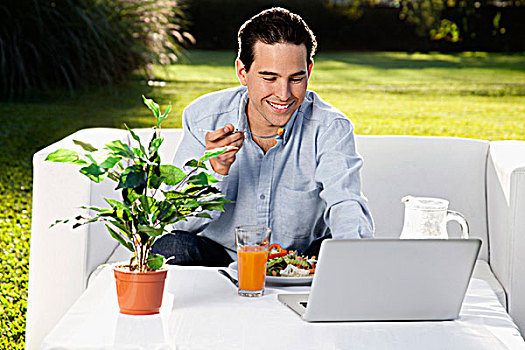 男人,吃,沙拉,笔记本电脑