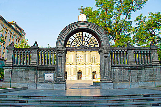 王府井东堂教堂前的拱形门