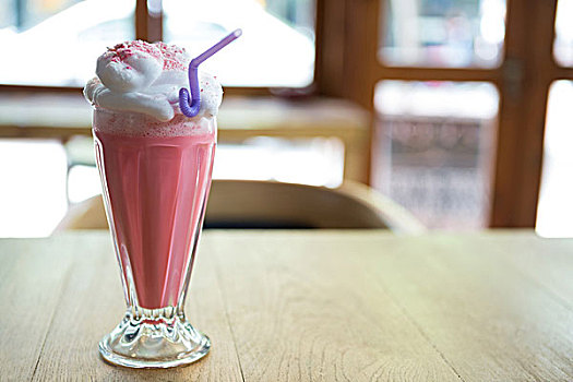 玻璃杯,草莓奶昔,奶油,木桌子,自助餐厅