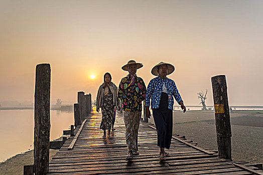 女人,戴着,传统,帽子,柚木,桥,乌本桥,上方,陶塔曼湖,日出,阿马拉布拉,曼德勒省,缅甸,亚洲