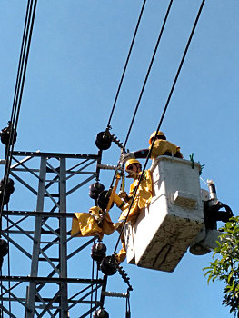 城市街头电力工人高空作业配合