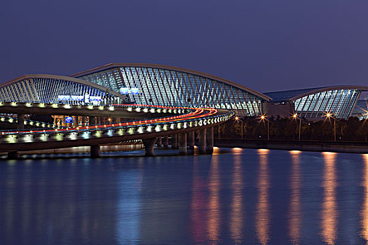 上海浦东国际机场1号航站楼夜景