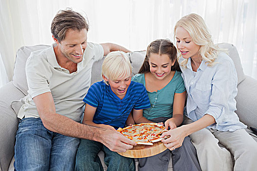 家庭,吃饭,比萨饼,一起,坐,沙发