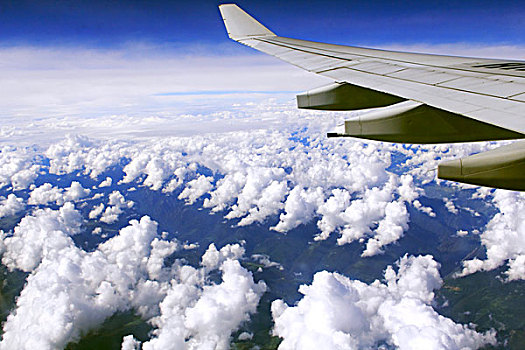 飞机机翼白色云层绿色山川天际线