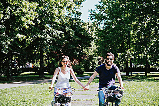 情侣,握手,骑自行车,公园,阿雷佐,托斯卡纳,意大利