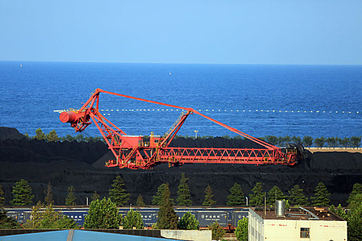 山东省日照市,夏日海滨风景如画,游客坐快艇看大海赏煤海