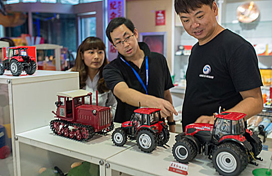 大型拖拉机中国制造