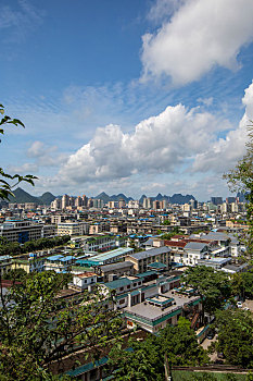 从象鼻山山顶俯瞰中国广西桂林市风光