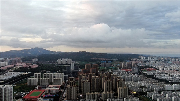 山东省日照市,乌云笼罩城市上空,山雨欲来风满楼