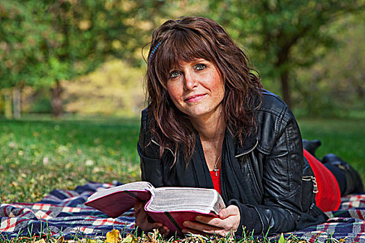 女青年,读,圣经,沉思,公园,艾伯塔省,加拿大