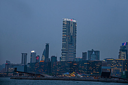 黄昏中的香港九龙维多利亚湾
