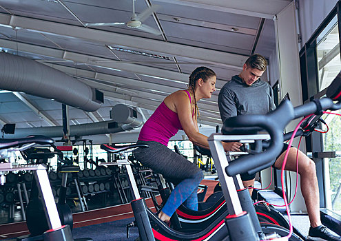 男性,训练,协助,女性,运动,锻炼,健身自行车