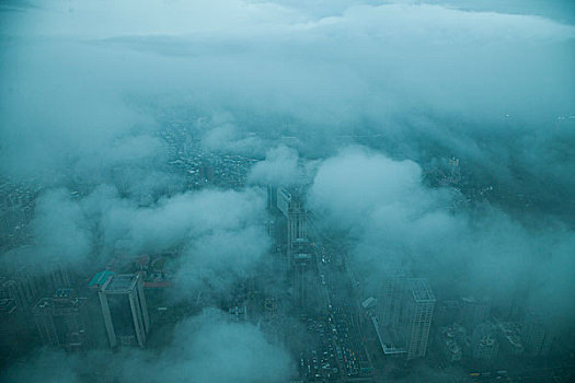 台湾台北市110大厦上眺望云雾中的台北市景