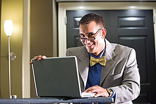 商务人士,戴着,领结,眼镜,用电脑
