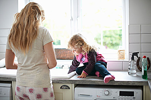 母女,厨房,女儿,坐,工作,表面,帮助,母亲,洗涤
