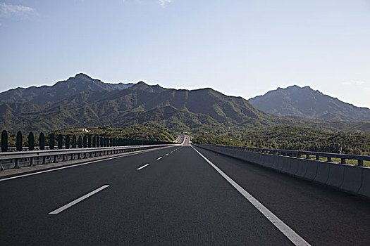 平坦干净的高速公路