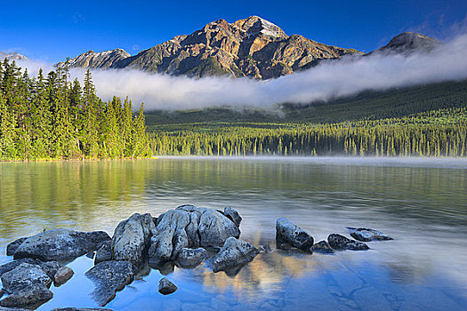 湖,正面,山峦,金字塔,碧玉国家公园,艾伯塔省,加拿大