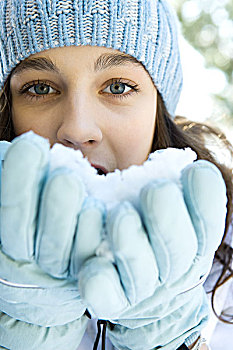 少女,吃,雪,室外,戴手套,看镜头,特写